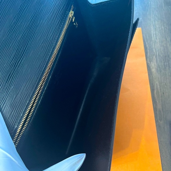 LOUIS VUITTON Epi Serviette Conseiller Black
BRIEFCASE - Picture 6 of 8